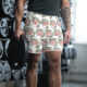 Lange Unisex Sport-Shorts mit Allover-Druck – Bild 7